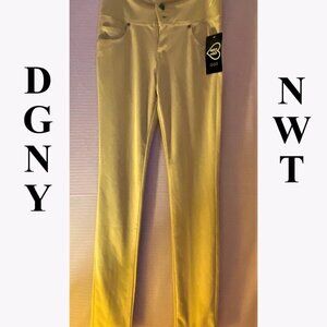 NWT DGNY Size 7 Beige/Light Tan Dress Pants.